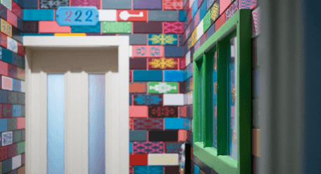 Murale multicolore sur la porte 222